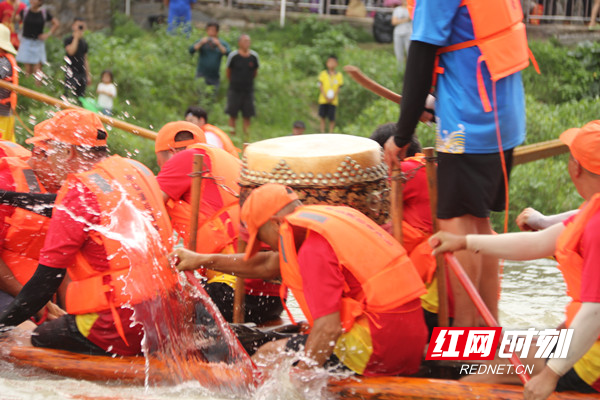图为6月18日，潇水河道县西洲公园段，村级运动员在划龙船、打鼓。