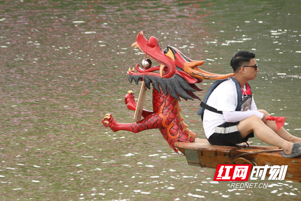 图为6月18日，潇水河道县西洲公园段，红龙龙船在出游前进。