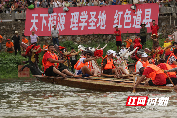 2021年，道县龙船被列入国家级非物质文化遗产代表性项目名录。图为6月18日，潇水河道县西洲公园段，白龙与青龙龙船在出游前进。