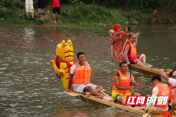 图为6月18日，潇水河道县西洲公园段，黄虎与金凤龙船在出游前进。