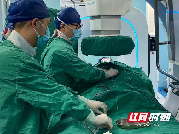省医介入血管外科团队为患者施行双侧前列腺动脉栓塞手术。.jpg