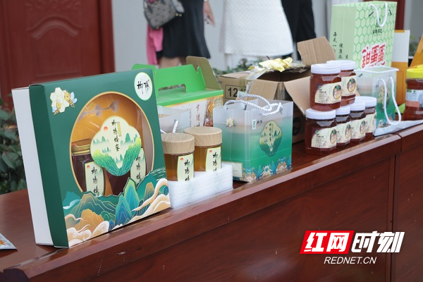 现场还准备了一些蜂蜜产品，为村内贫困户发放礼品献爱心。