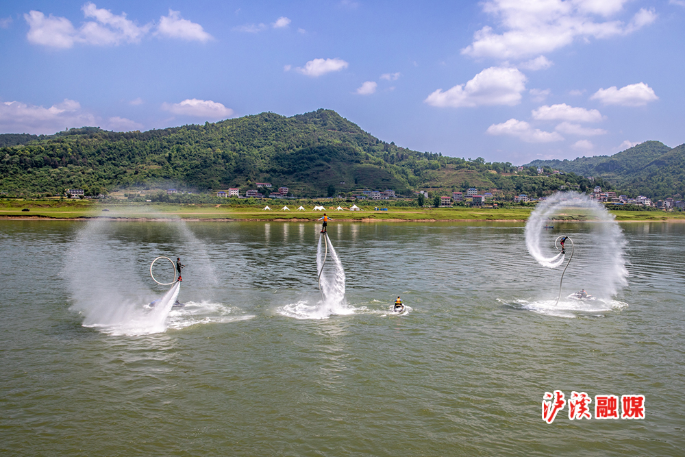 据了解，湘西水上运动中心游玩项目包含：网红摩托艇、水上飞人、动力冲浪板、浆板、皮划艇、画舫、疯狂沙发、小黄鸭等多款水上体验项目，以及沅水明珠号饱览沅水风光、“夜浔泸溪”5D灯光秀。（杨剑波 张克宁 陈锐）