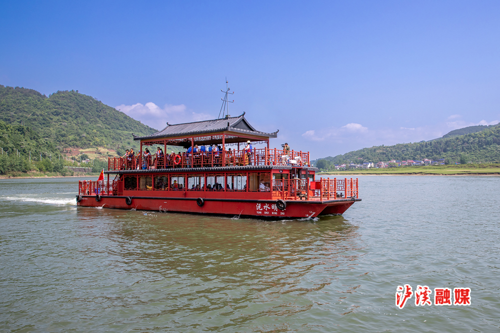 湘西水上运动中心是泸溪县坚持“以水兴旅”大力发展旅游的重要组成部分，其依托沅江水资源独特优势，全力挖掘泸溪得天独厚的水资源优势，打造湘西州水上运动休闲娱乐IP，使泸溪成为大湘西区域玩水、乐水、亲水、戏水的诗和远方。（杨剑波 张克宁 陈锐）