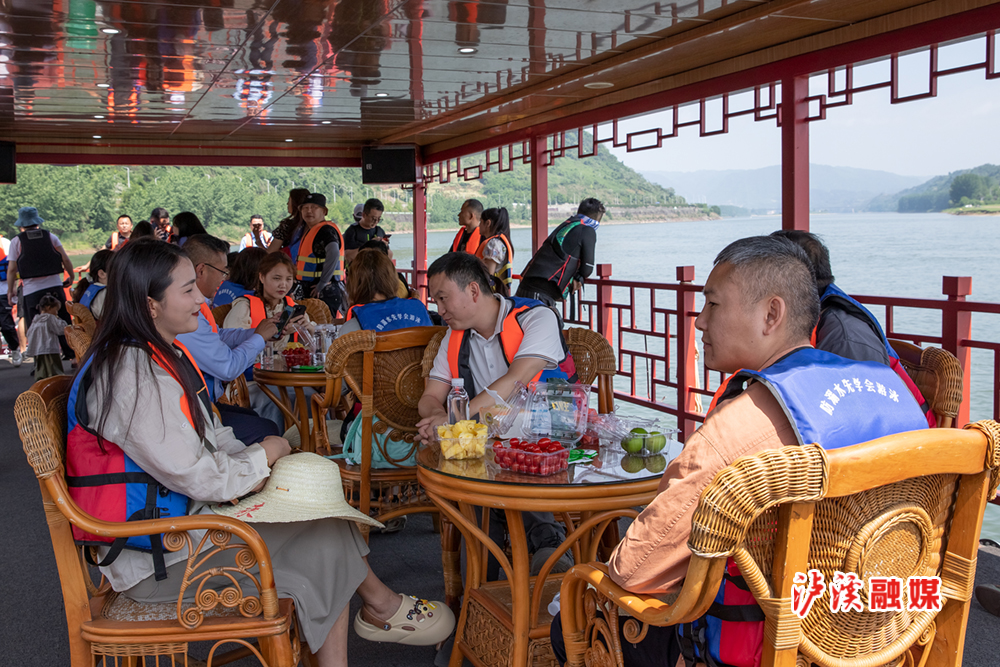 湘西水上运动中心是泸溪县坚持“以水兴旅”大力发展旅游的重要组成部分，其依托沅江水资源独特优势，全力挖掘泸溪得天独厚的水资源优势，打造湘西州水上运动休闲娱乐IP，使泸溪成为大湘西区域玩水、乐水、亲水、戏水的诗和远方。（杨剑波 张克宁 陈锐）