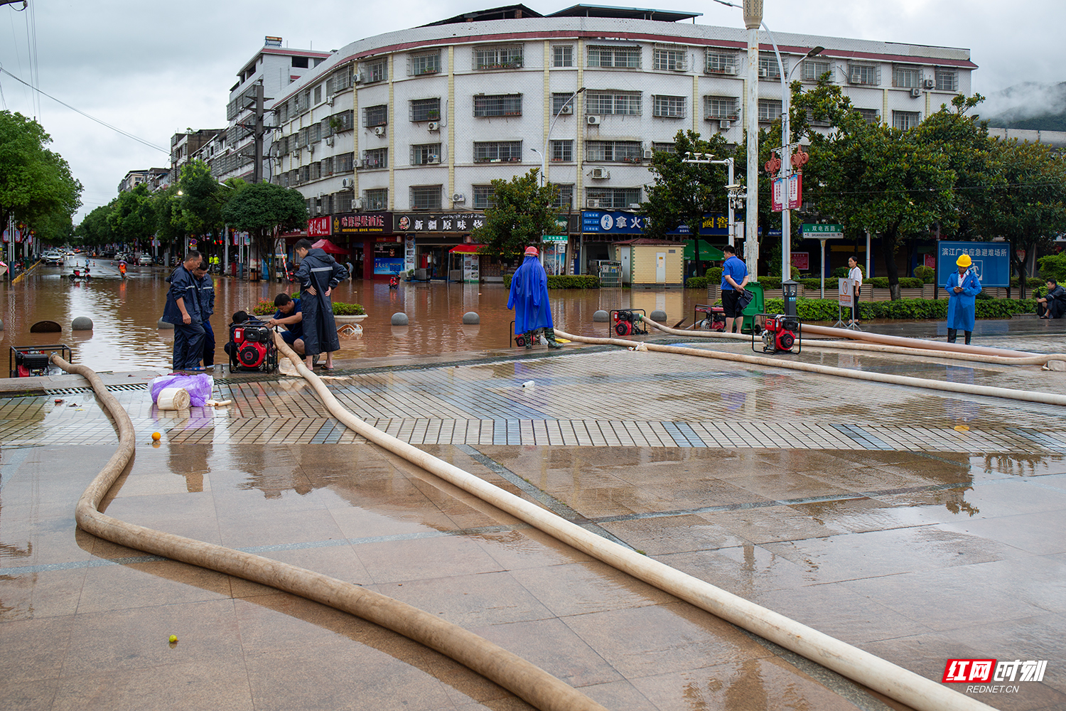 6月25日，暴雨袭击双牌，双牌党员干部与志愿群众齐心协力，全力以赴保障人民群众生命财产安全，最大程度降低灾害损失。