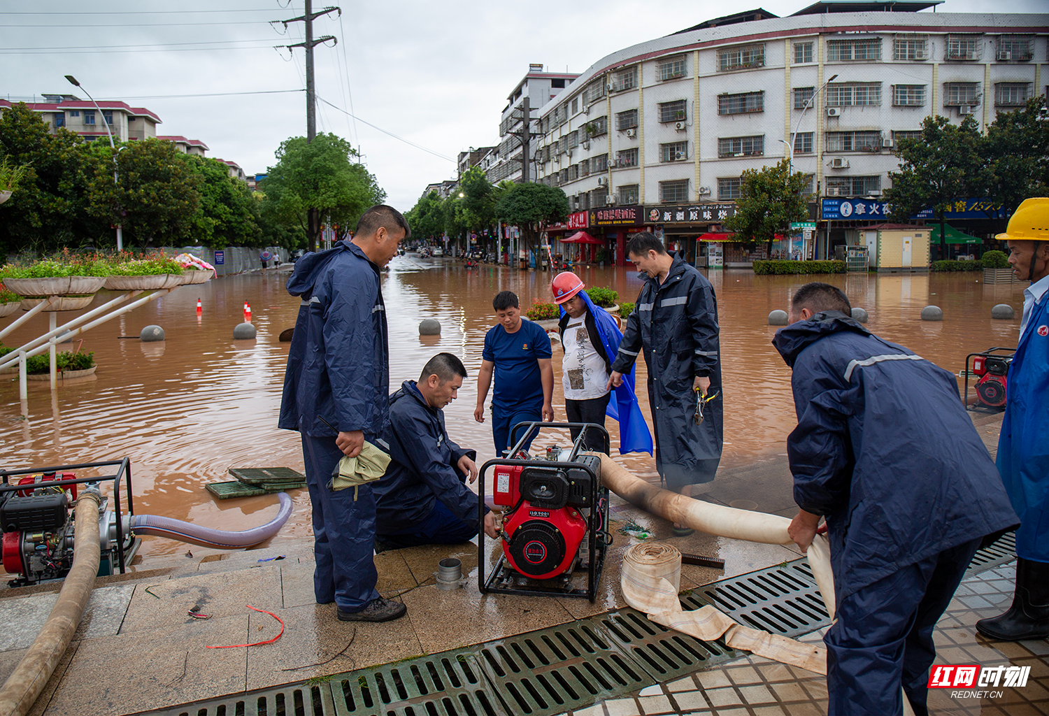 6月25日，暴雨袭击双牌，双牌党员干部与志愿群众齐心协力，全力以赴保障人民群众生命财产安全，最大程度降低灾害损失。