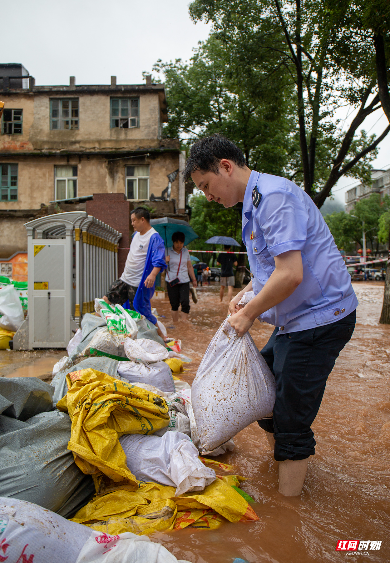 6月25日，暴雨袭击双牌，双牌党员干部与志愿群众齐心协力，全力以赴保障人民群众生命财产安全，最大程度降低灾害损失。