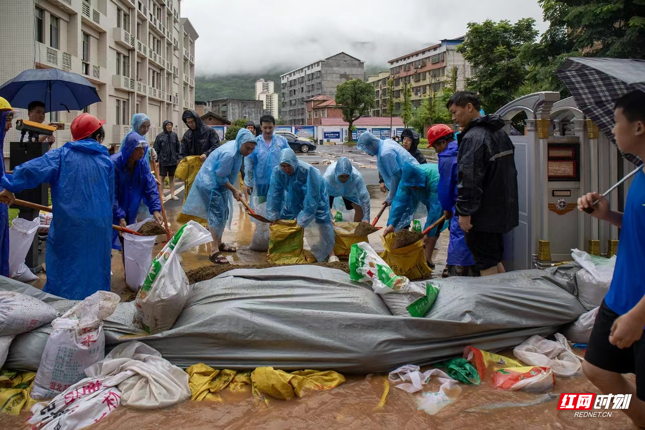 6月25日，暴雨袭击双牌，双牌党员干部与志愿群众齐心协力，全力以赴保障人民群众生命财产安全，最大程度降低灾害损失。