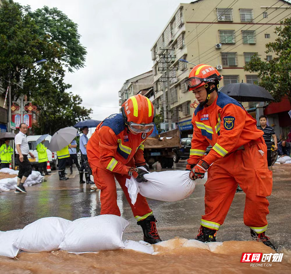 6月25日，暴雨袭击双牌，双牌党员干部与志愿群众齐心协力，全力以赴保障人民群众生命财产安全，最大程度降低灾害损失。