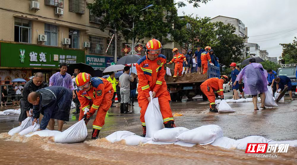 6月25日，暴雨袭击双牌，双牌党员干部与志愿群众齐心协力，全力以赴保障人民群众生命财产安全，最大程度降低灾害损失。