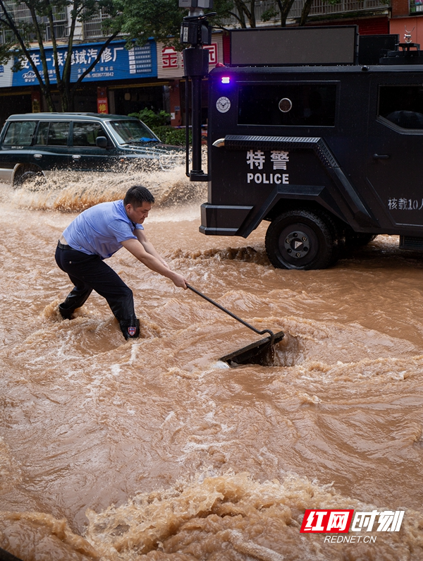 6月25日，暴雨袭击双牌，双牌党员干部与志愿群众齐心协力，全力以赴保障人民群众生命财产安全，最大程度降低灾害损失。