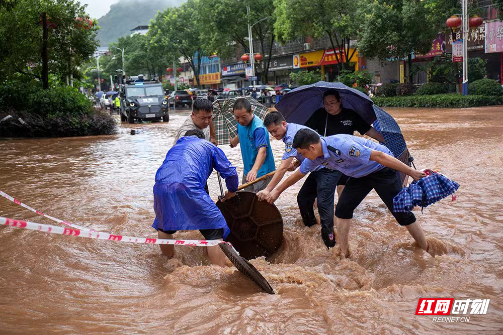 红网时刻新闻6月26日讯（通讯员 张宏）6月25日，暴雨袭击双牌，双牌党员干部与志愿群众齐心协力，全力以赴保障人民群众生命财产安全，最大程度降低灾害损失。