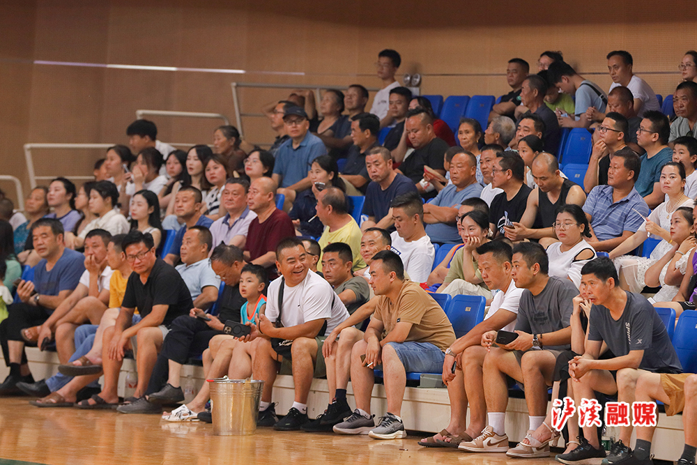 泸溪融媒7月22日讯（通讯员 宋玺）今年是株洲对口帮扶泸溪30周年，为共叙深厚情谊，持续深入推进两地交往、交流、交融。7月20日晚七点，株洲市篮球协会和株洲厂BA醴陵电瓷队来到泸溪县，与泸溪县篮球协会队和泸溪县明星队，在泸溪县全民健身体育中心举行了精彩纷呈的友谊赛，现场人声鼎沸、座无虚席，千余名观众热情高涨。