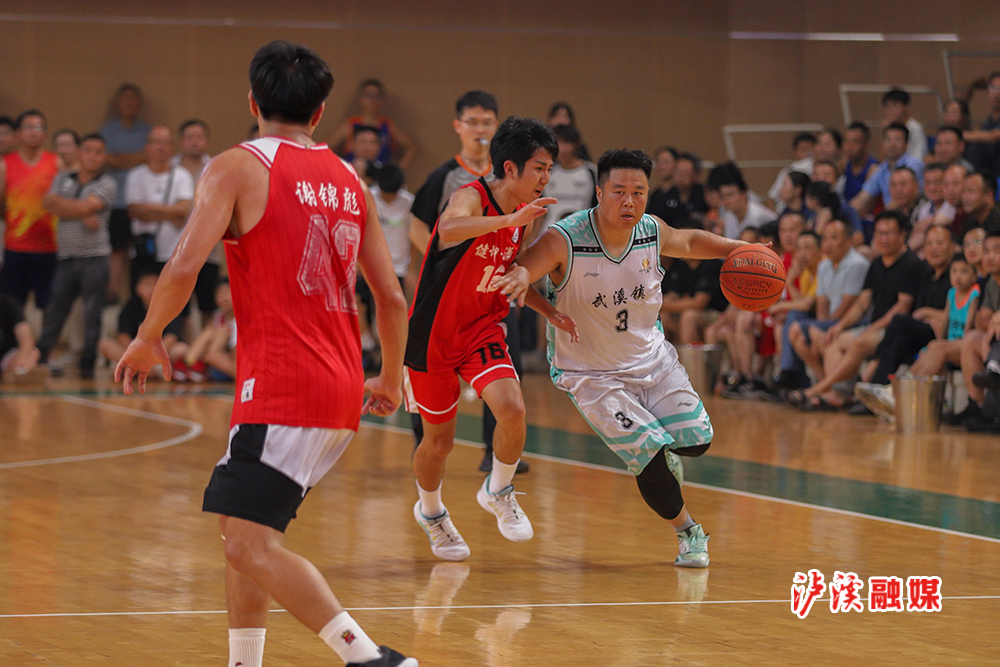 泸溪融媒7月22日讯（通讯员 宋玺）今年是株洲对口帮扶泸溪30周年，为共叙深厚情谊，持续深入推进两地交往、交流、交融。7月20日晚七点，株洲市篮球协会和株洲厂BA醴陵电瓷队来到泸溪县，与泸溪县篮球协会队和泸溪县明星队，在泸溪县全民健身体育中心举行了精彩纷呈的友谊赛，现场人声鼎沸、座无虚席，千余名观众热情高涨。