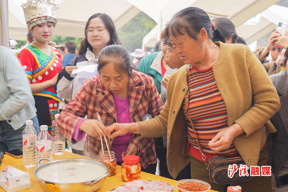 泸溪融媒11月15日讯（记者 周余 唐军）11月15日，中国村厨村艺大晒省晒泸溪县分晒场激情“开晒”，来自全县各乡镇的民间厨艺大师纷纷在现场展示自己的“拿手绝活”，泸溪县融媒体中心主持人现场与主会场连线互动，实时报道现场盛况，展示泸溪美食。通过活动的开展充分展现了泸溪特色民族文化、美食文化和农产品的风采。