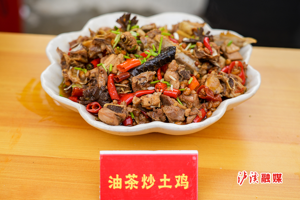 泸溪融媒11月15日讯（记者 周余 唐军）11月15日，中国村厨村艺大晒省晒泸溪县分晒场激情“开晒”，来自全县各乡镇的民间厨艺大师纷纷在现场展示自己的“拿手绝活”，泸溪县融媒体中心主持人现场与主会场连线互动，实时报道现场盛况，展示泸溪美食。通过活动的开展充分展现了泸溪特色民族文化、美食文化和农产品的风采。