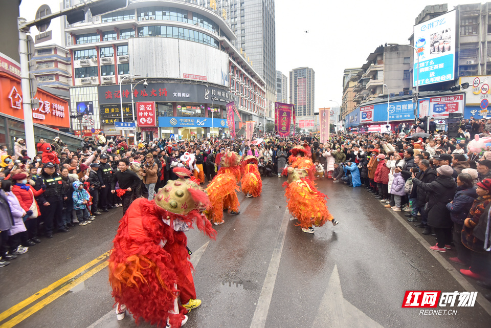 2月12日，农历正月十五，以“仙境张家界·共享中国年”为主题的2025年《我们的节日·元宵》张家界元宵灯会开幕。活动当天，龙灯、狮子灯、花灯、阳戏、茅古斯等传统非遗、民俗文化节目以及现代流行、古风国潮、年代风系列主题展演。数万群众，紧随演绎队伍穿街走巷，共同欢乐起舞，庆祝元宵佳节。各种非遗民俗表演也让市民、境外游客大呼过瘾。（张潘 摄）