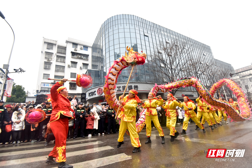 2月12日，农历正月十五，以“仙境张家界·共享中国年”为主题的2025年《我们的节日·元宵》张家界元宵灯会开幕。活动当天，龙灯、狮子灯、花灯、阳戏、茅古斯等传统非遗、民俗文化节目以及现代流行、古风国潮、年代风系列主题展演。数万群众，紧随演绎队伍穿街走巷，共同欢乐起舞，庆祝元宵佳节。各种非遗民俗表演也让市民、境外游客大呼过瘾。（张潘 摄）