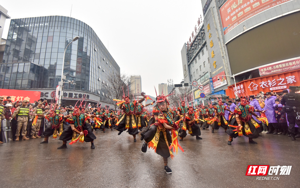 2月12日，农历正月十五，以“仙境张家界·共享中国年”为主题的2025年《我们的节日·元宵》张家界元宵灯会开幕。活动当天，龙灯、狮子灯、花灯、阳戏、茅古斯等传统非遗、民俗文化节目以及现代流行、古风国潮、年代风系列主题展演。数万群众，紧随演绎队伍穿街走巷，共同欢乐起舞，庆祝元宵佳节。各种非遗民俗表演也让市民、境外游客大呼过瘾。（张潘 摄）