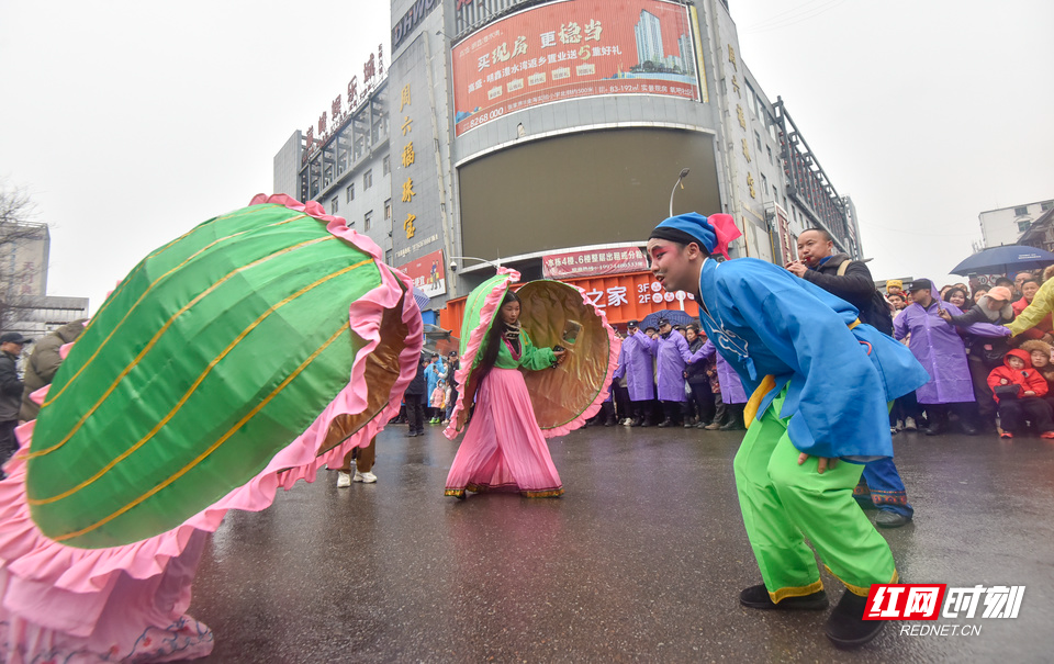 2月12日，农历正月十五，以“仙境张家界·共享中国年”为主题的2025年《我们的节日·元宵》张家界元宵灯会开幕。活动当天，龙灯、狮子灯、花灯、阳戏、茅古斯等传统非遗、民俗文化节目以及现代流行、古风国潮、年代风系列主题展演。数万群众，紧随演绎队伍穿街走巷，共同欢乐起舞，庆祝元宵佳节。各种非遗民俗表演也让市民、境外游客大呼过瘾。（张潘 摄）