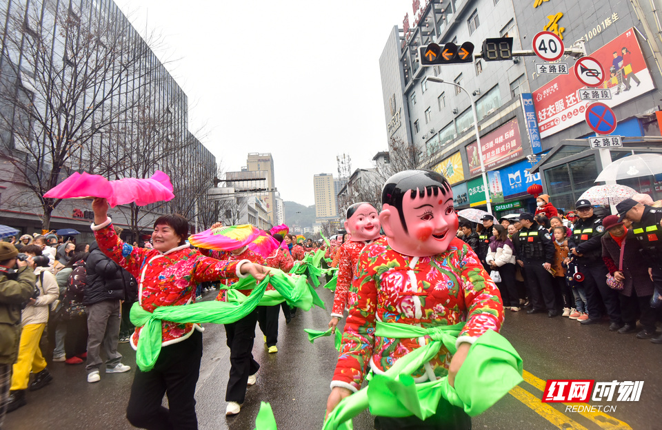 2月12日，农历正月十五，以“仙境张家界·共享中国年”为主题的2025年《我们的节日·元宵》张家界元宵灯会开幕。活动当天，龙灯、狮子灯、花灯、阳戏、茅古斯等传统非遗、民俗文化节目以及现代流行、古风国潮、年代风系列主题展演。数万群众，紧随演绎队伍穿街走巷，共同欢乐起舞，庆祝元宵佳节。各种非遗民俗表演也让市民、境外游客大呼过瘾。（张潘 摄）