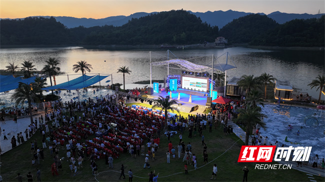7月19日，由文化和旅游部公共服务司指导，中国文化馆协会主办，娄底市文化旅游广电体育局、新化县人民政府承办的“欢歌四季·夏至龙湾”2025年全国“夏季村晚”示范展示活动在新化县荣华乡龙湾村举行。