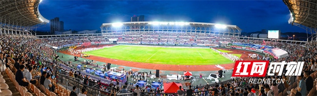 7月27日晚，2025年娄底市“材料谷杯”足球对抗赛（简称“娄超”）开幕式在市体育中心体育场举行。娄底市委书记曾超群宣布比赛开幕并开球。