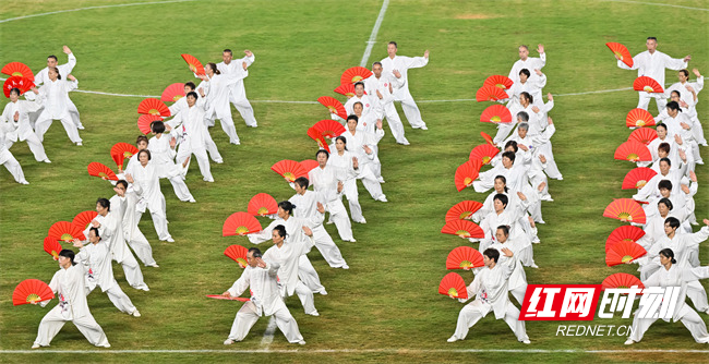 开幕式上，汉服表演、足球宝贝等暖场节目点燃全场热情，8支参赛队伍悉数亮相。
