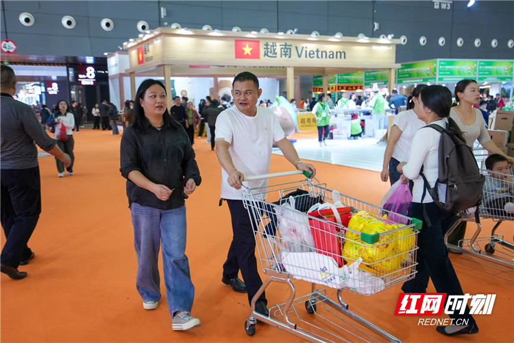 本届农博会展览面积达8万平方米，设立五大专题展馆，包括省际交流馆、综合馆、湖南市州形象馆、产业馆、果蔬·休闲视频馆5个专题展馆以及多个活动专区，汇聚全国17个省（区、市）及10多个国家和地区的3500余家企业参展，产品达3万余种。