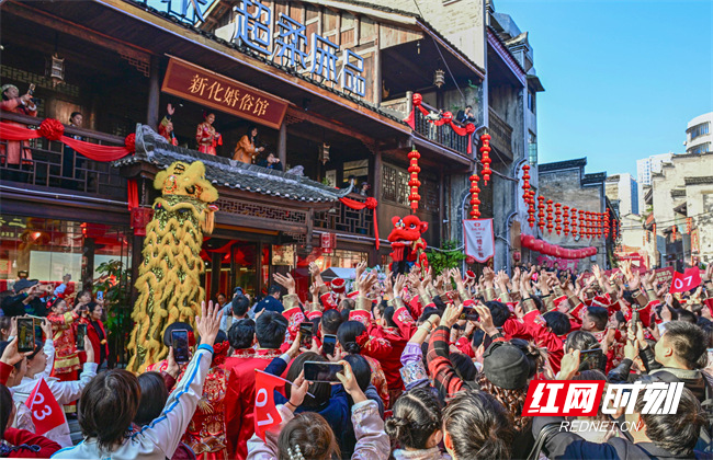 接亲仪式上，舞狮队腾跃翻滚，喜娘手持五谷福米撒向人群，苗瑶姑娘身着盛装唱响迎客调，古朴的礼仪让现场观众频频驻足喝彩。仪式现场的细节更见巧思：鼓面绘有龙凤纹的三通鼓、拼接为一体的合卺葫芦、象征同心的红绳，每一处都藏着对新人的美好期许。