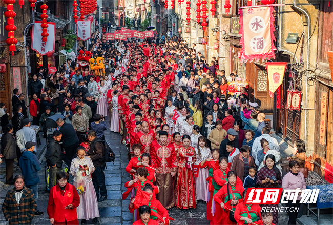 “沾到新人的喜气，太开心了！”在一婚俗馆前，新人代表手持绣球抛向亲友团，抢到绣球的市民游女士表示，这样的集体婚礼既热闹又有意义。