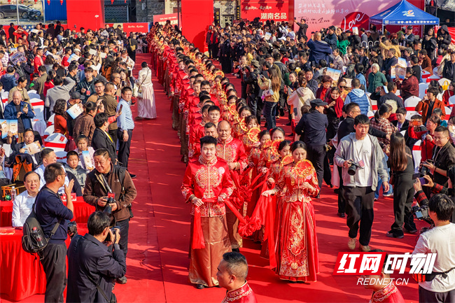 “我们以国潮为主题，将传统中式婚礼仪式感和本地文化特色结合起来，就是想为新人打造一场难忘的集体婚礼。”新化县人民政府副县长刘志军介绍，依托上梅古镇的历史底蕴，活动将婚俗文化与文旅产业深度绑定，打造“一礼·一艺·一宴”沉浸式体验场景，推动“甜蜜”经济发展。