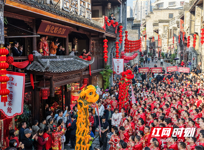 近年来，湖南持续深化婚姻领域移风易俗，通过集体婚礼、婚俗文化宣传等举措，倡导“婚事新办简办”的文明新风，逐步构建起文化赋能、场景创新、公益联动的沉浸式婚礼新形态，引领国潮集体婚礼常态化、社会化，引导广大青年树立健康、文明、节俭的婚恋观，让文明婚俗新风遍吹三湘大地。