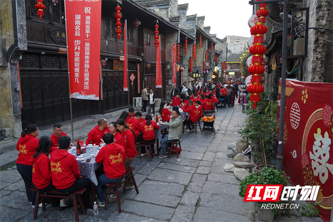 本次活动由湖南省民政厅和娄底市委、市政府主办，通过“政府主导+文化赋能+全民参与”的创新模式，既传承了“三拜大礼”“合卺礼”等传统婚俗，又融入婚俗新风倡议、集体诵读经典等现代元素，引导新人树立文明节俭、互敬互爱的婚恋观。