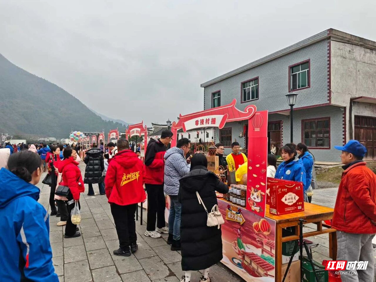 红网时刻新闻1月26日讯(通讯员 陈斌 郑志祥)1月25日上午,永州零陵周家大院景区年味正浓,“观冠军赛事,品零陵年味”活动火热开启。书法名家现场挥毫送春联,传统“杀年猪”仪式与共享“杀猪饭”让游客亲身感受零陵地道年俗;非遗市集里竹编、剪纸、打糍粑等技艺与美食吸引众人驻足体验,浓浓乡土情扑面而来。午间,“柳子家宴”以地道家乡味款待宾朋,席间零陵特色文艺表演更添温馨团圆氛围。午后田园拾趣、夜晚篝火村晚等更多精彩将继续上演……