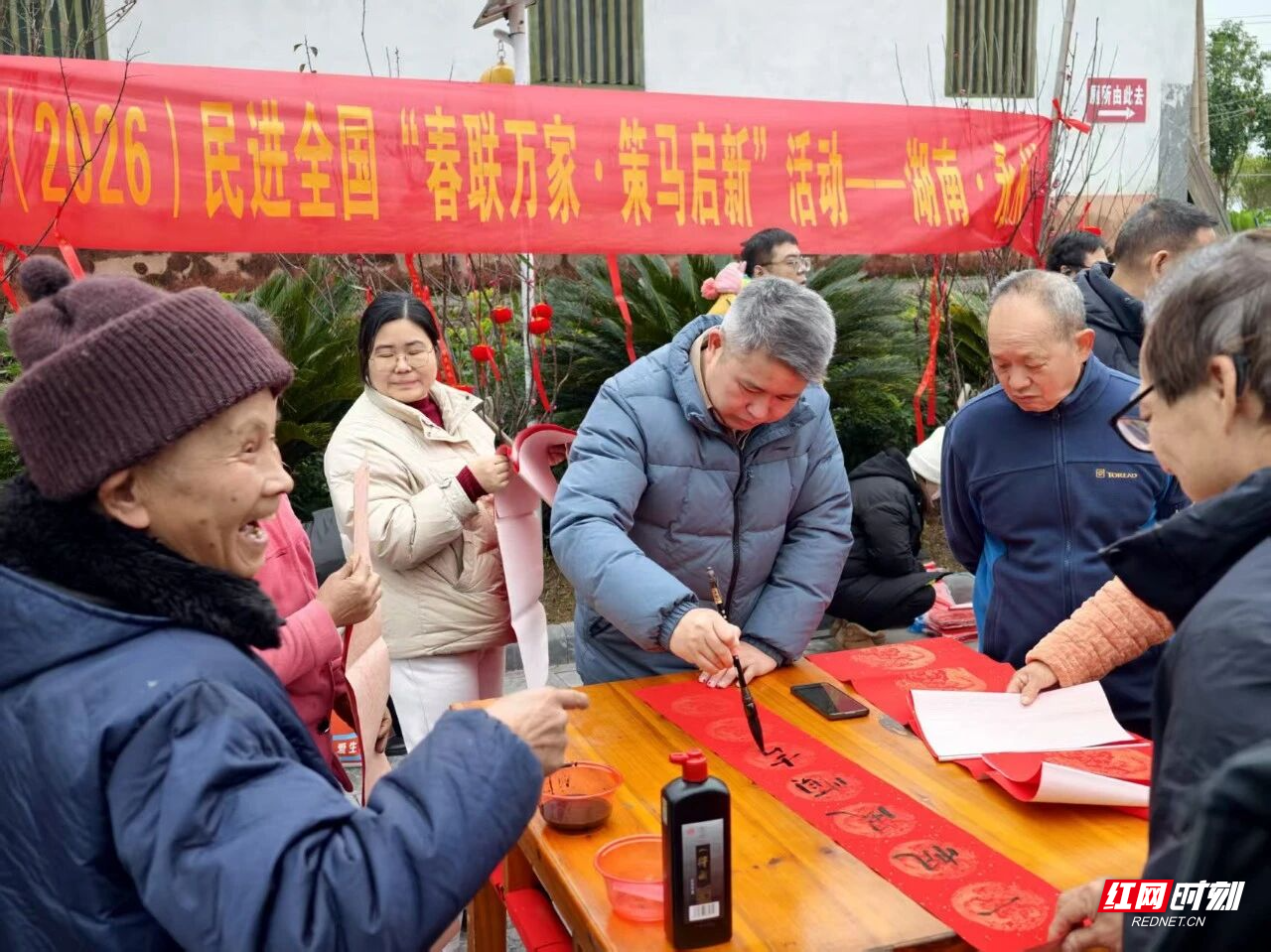 1月25日上午,永州零陵周家大院景区年味正浓,“观冠军赛事,品零陵年味”活动火热开启。书法名家现场挥毫送春联,传统“杀年猪”仪式与共享“杀猪饭”让游客亲身感受零陵地道年俗;非遗市集里竹编、剪纸、打糍粑等技艺与美食吸引众人驻足体验,浓浓乡土情扑面而来。午间,“柳子家宴”以地道家乡味款待宾朋,席间零陵特色文艺表演更添温馨团圆氛围。午后田园拾趣、夜晚篝火村晚等更多精彩将继续上演……