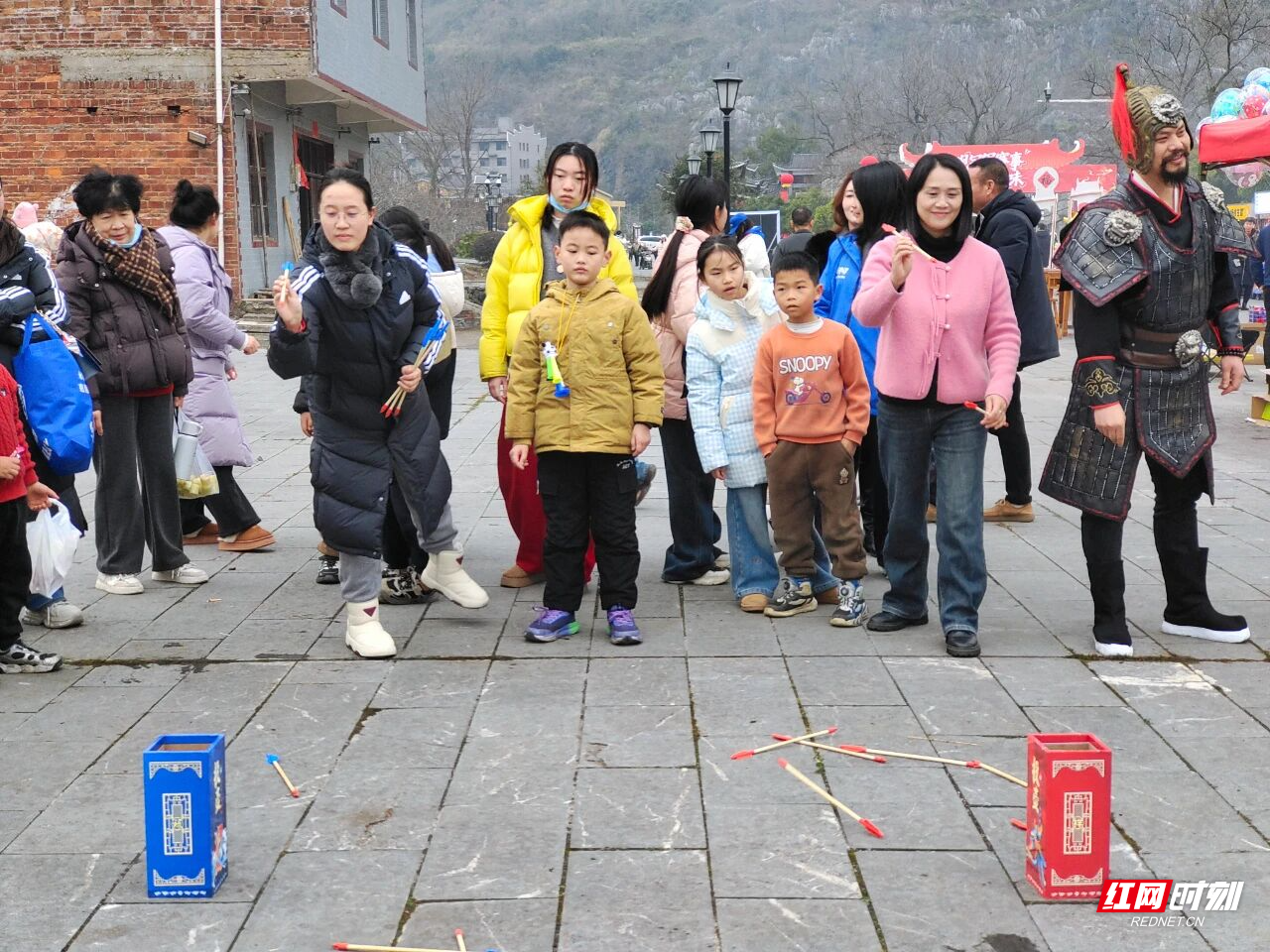 1月25日上午,永州零陵周家大院景区年味正浓,“观冠军赛事,品零陵年味”活动火热开启。书法名家现场挥毫送春联,传统“杀年猪”仪式与共享“杀猪饭”让游客亲身感受零陵地道年俗;非遗市集里竹编、剪纸、打糍粑等技艺与美食吸引众人驻足体验,浓浓乡土情扑面而来。午间,“柳子家宴”以地道家乡味款待宾朋,席间零陵特色文艺表演更添温馨团圆氛围。午后田园拾趣、夜晚篝火村晚等更多精彩将继续上演……