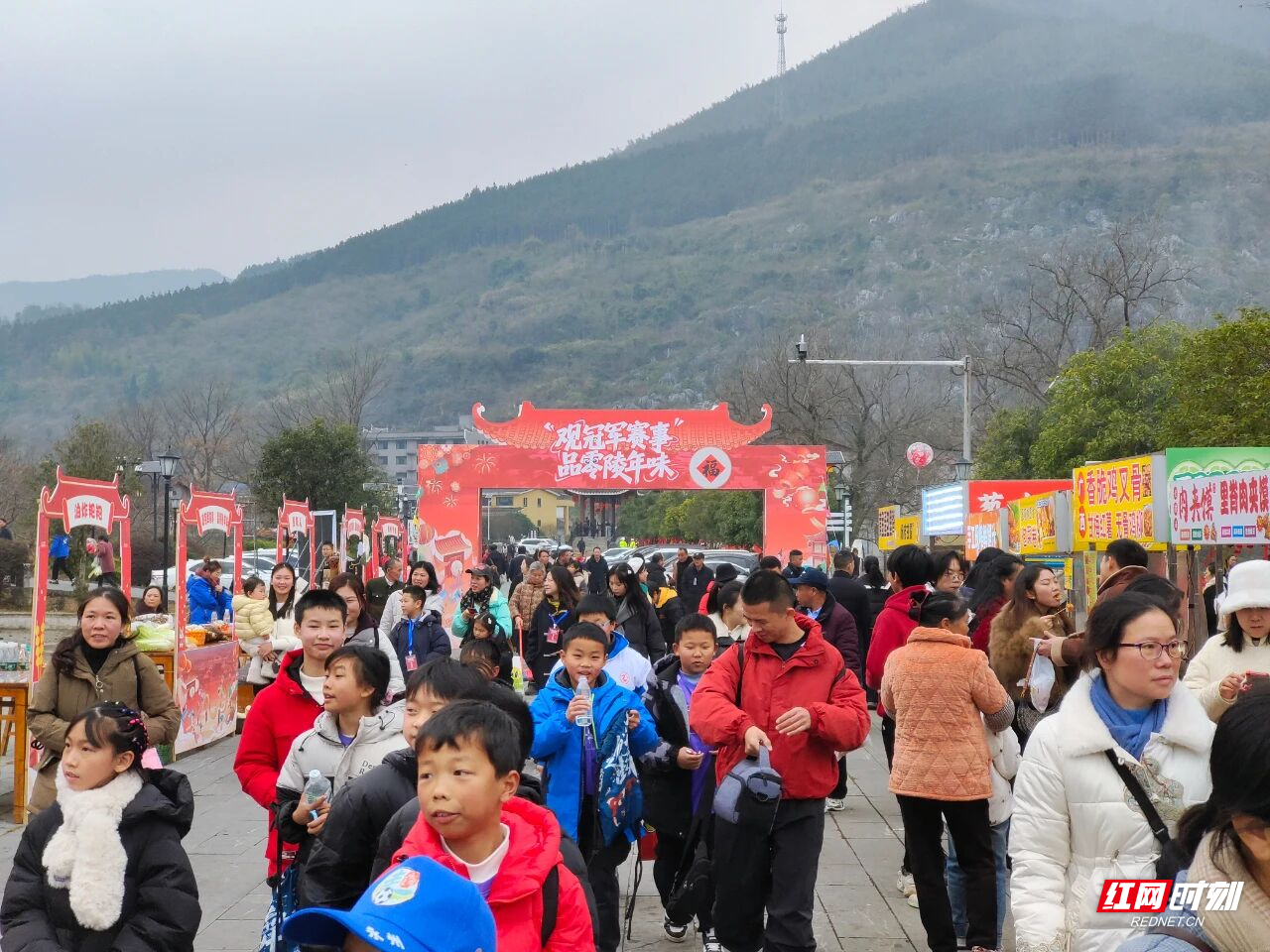 1月25日上午,永州零陵周家大院景区年味正浓,“观冠军赛事,品零陵年味”活动火热开启。书法名家现场挥毫送春联,传统“杀年猪”仪式与共享“杀猪饭”让游客亲身感受零陵地道年俗;非遗市集里竹编、剪纸、打糍粑等技艺与美食吸引众人驻足体验,浓浓乡土情扑面而来。午间,“柳子家宴”以地道家乡味款待宾朋,席间零陵特色文艺表演更添温馨团圆氛围。午后田园拾趣、夜晚篝火村晚等更多精彩将继续上演……
