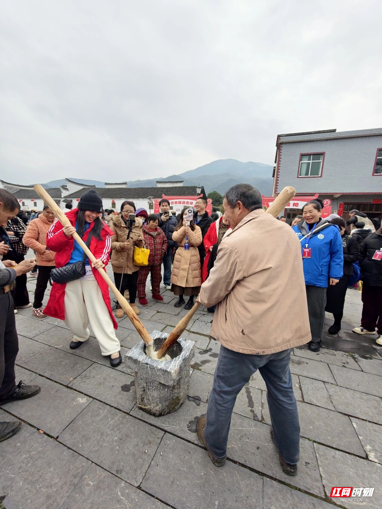 1月25日上午,永州零陵周家大院景区年味正浓,“观冠军赛事,品零陵年味”活动火热开启。书法名家现场挥毫送春联,传统“杀年猪”仪式与共享“杀猪饭”让游客亲身感受零陵地道年俗;非遗市集里竹编、剪纸、打糍粑等技艺与美食吸引众人驻足体验,浓浓乡土情扑面而来。午间,“柳子家宴”以地道家乡味款待宾朋,席间零陵特色文艺表演更添温馨团圆氛围。午后田园拾趣、夜晚篝火村晚等更多精彩将继续上演……