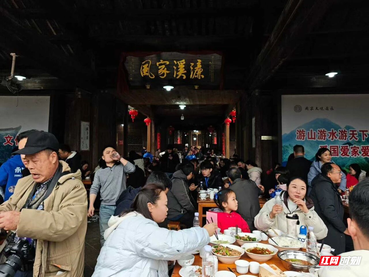 1月25日上午,永州零陵周家大院景区年味正浓,“观冠军赛事,品零陵年味”活动火热开启。书法名家现场挥毫送春联,传统“杀年猪”仪式与共享“杀猪饭”让游客亲身感受零陵地道年俗;非遗市集里竹编、剪纸、打糍粑等技艺与美食吸引众人驻足体验,浓浓乡土情扑面而来。午间,“柳子家宴”以地道家乡味款待宾朋,席间零陵特色文艺表演更添温馨团圆氛围。午后田园拾趣、夜晚篝火村晚等更多精彩将继续上演……