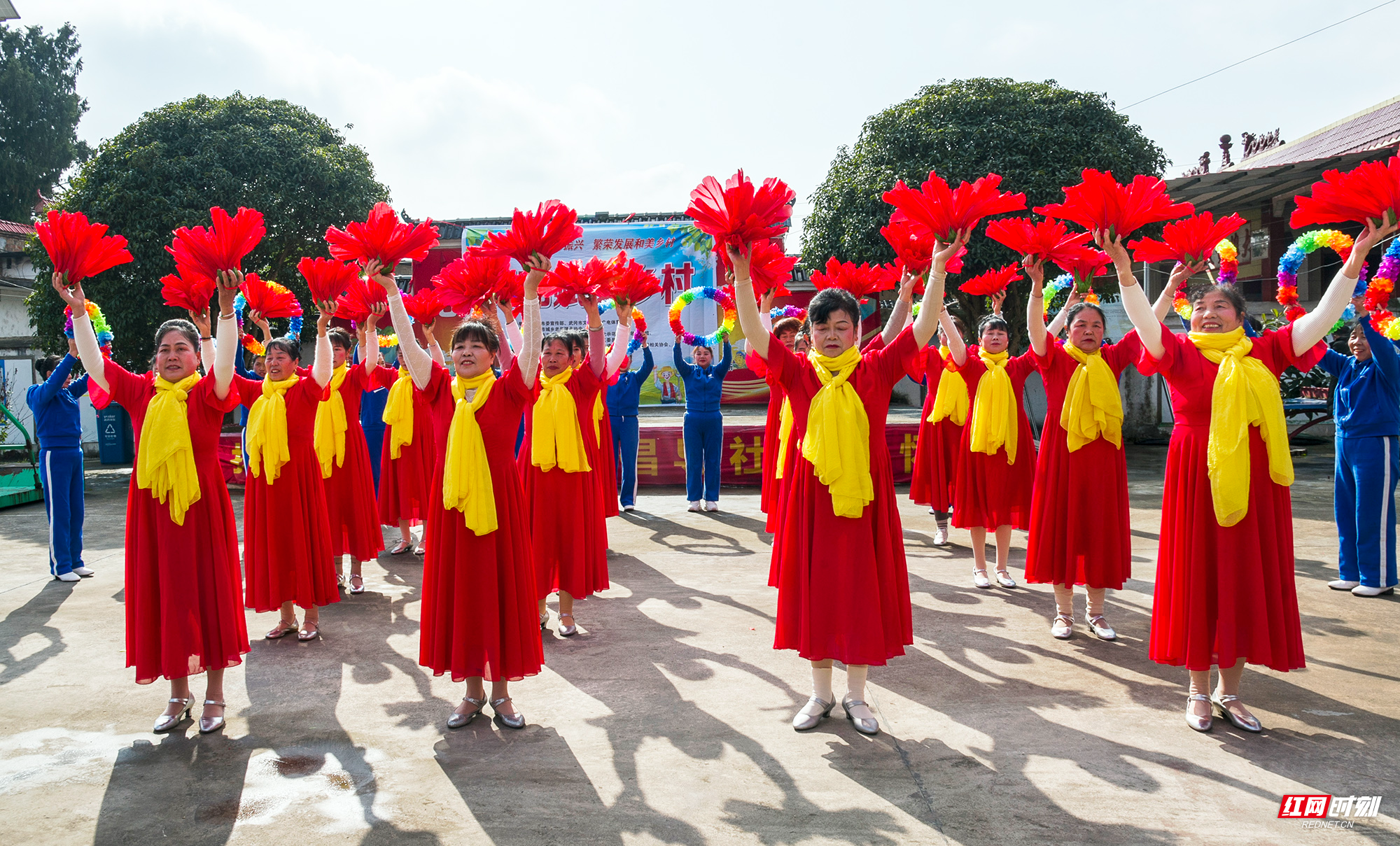 近日，由武冈市委宣传部、武冈市文旅广体局主办的“文艺赋美乡村•喜乐过大年”系列村晚活动在全国文明村文坪镇双龙兴村启动。图为文艺汇演现场。