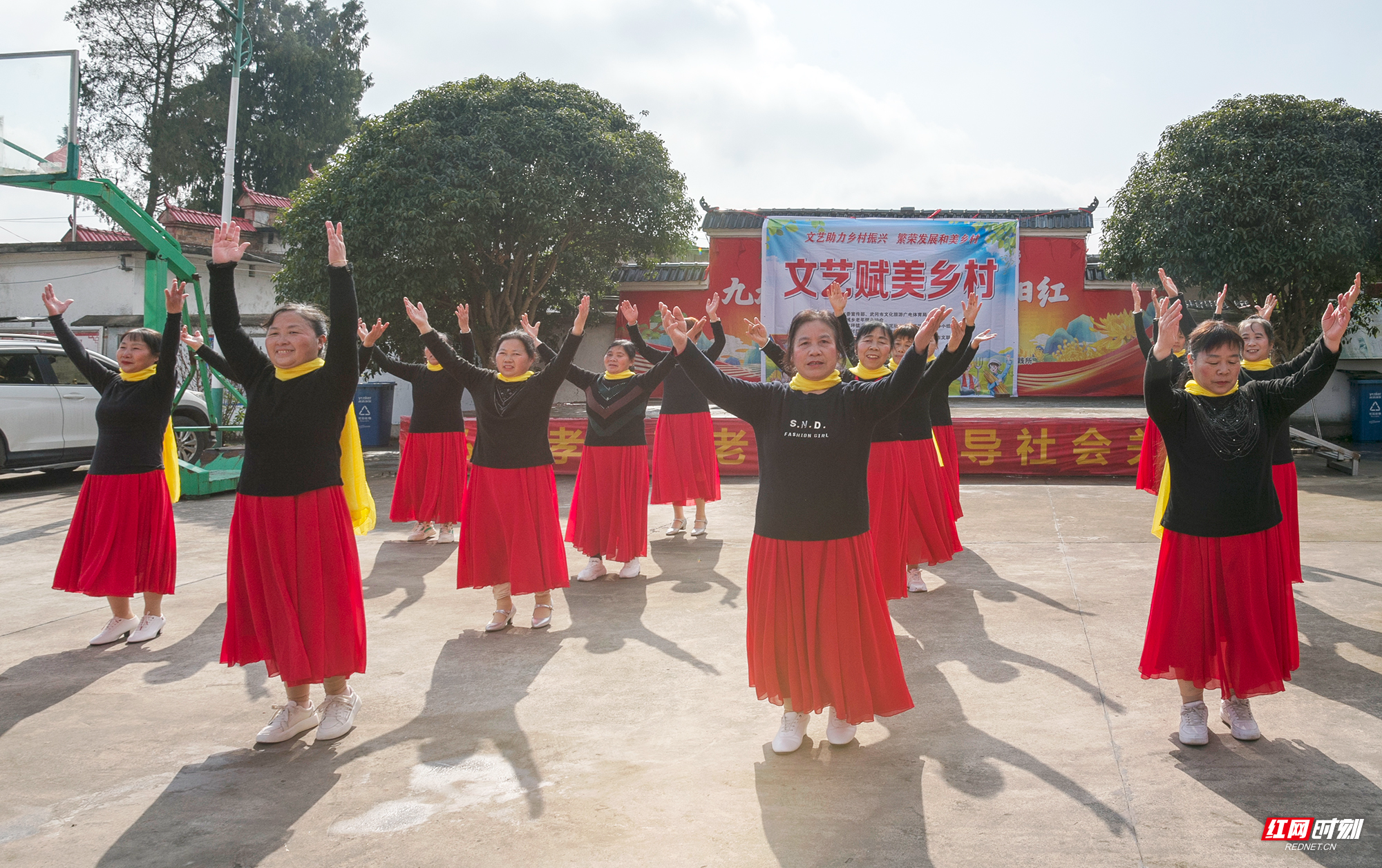 近日，由武冈市委宣传部、武冈市文旅广体局主办的“文艺赋美乡村•喜乐过大年”系列村晚活动在全国文明村文坪镇双龙兴村启动。图为文艺汇演现场。