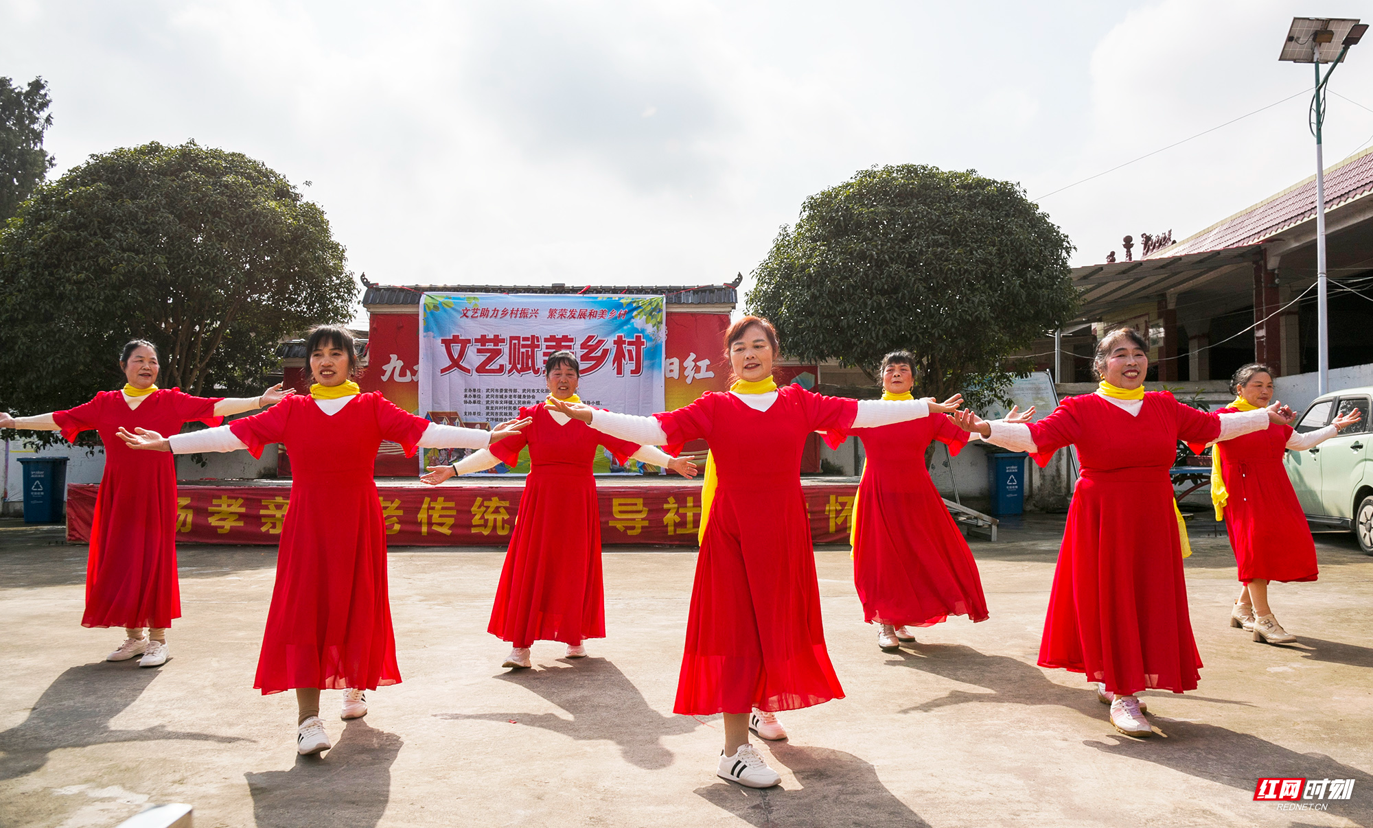 近日，由武冈市委宣传部、武冈市文旅广体局主办的“文艺赋美乡村•喜乐过大年”系列村晚活动在全国文明村文坪镇双龙兴村启动。图为文艺汇演现场。