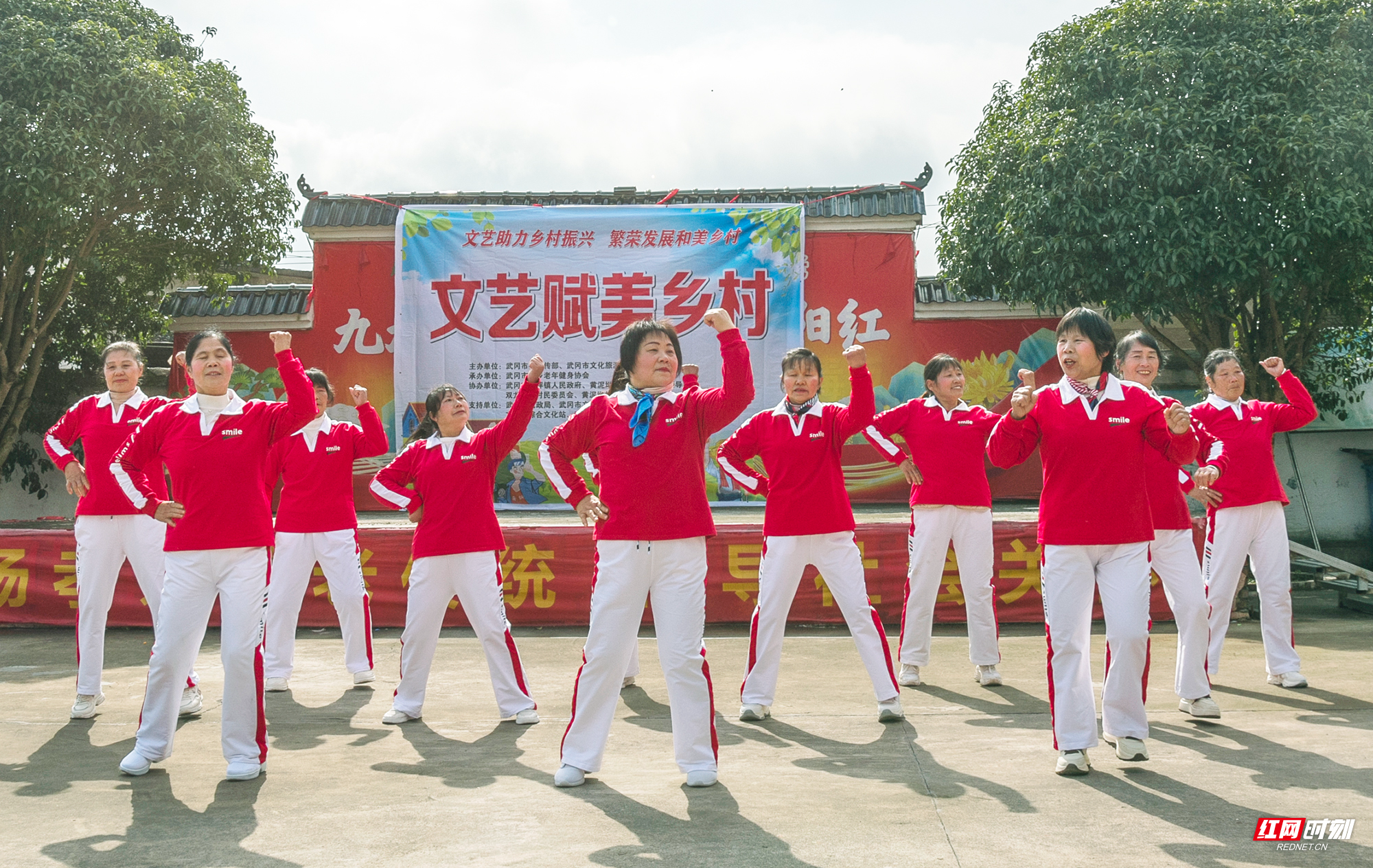 近日，由武冈市委宣传部、武冈市文旅广体局主办的“文艺赋美乡村•喜乐过大年”系列村晚活动在全国文明村文坪镇双龙兴村启动。图为文艺汇演现场。