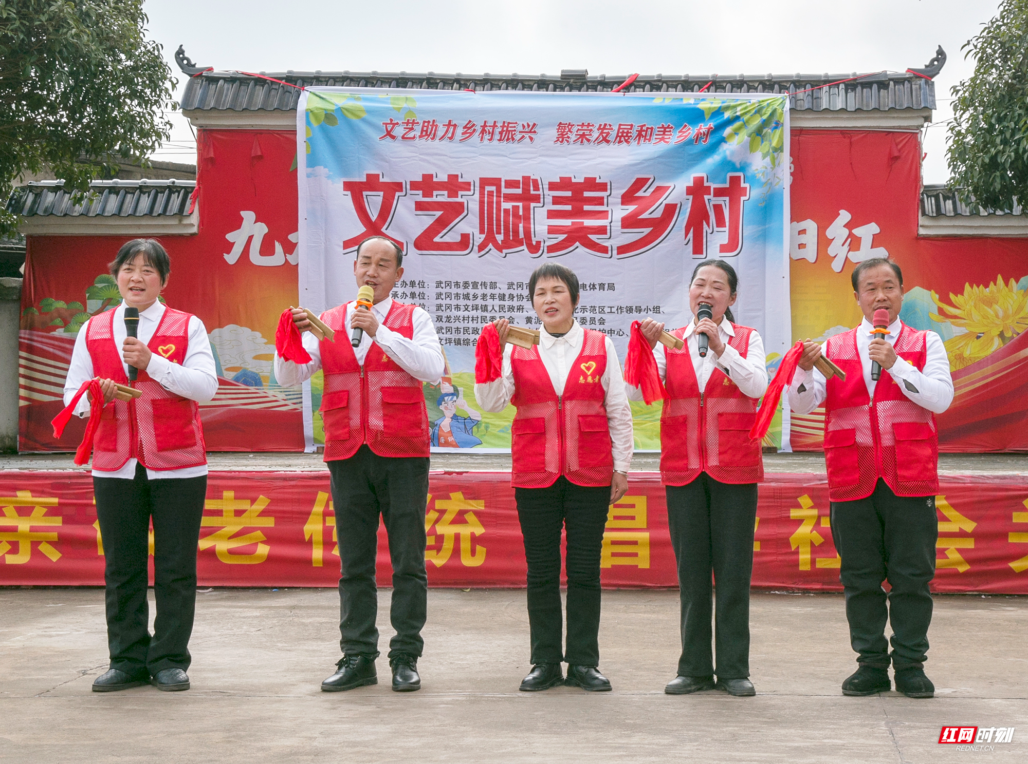 近日，由武冈市委宣传部、武冈市文旅广体局主办的“文艺赋美乡村•喜乐过大年”系列村晚活动在全国文明村文坪镇双龙兴村启动。图为文艺汇演现场。