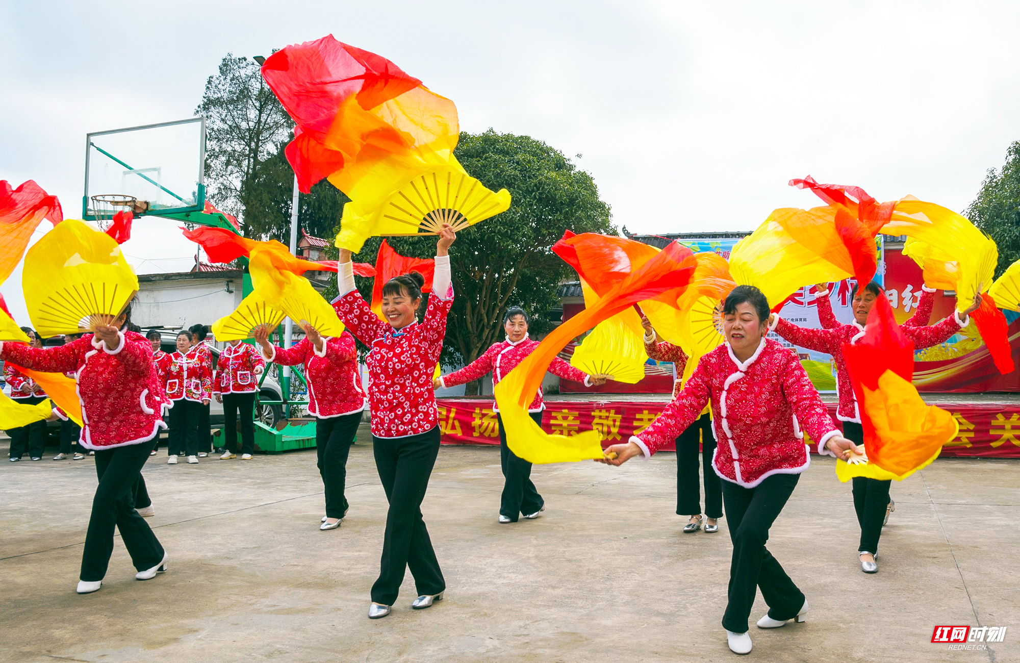 近日，由武冈市委宣传部、武冈市文旅广体局主办的“文艺赋美乡村•喜乐过大年”系列村晚活动在全国文明村文坪镇双龙兴村启动。图为文艺汇演现场。