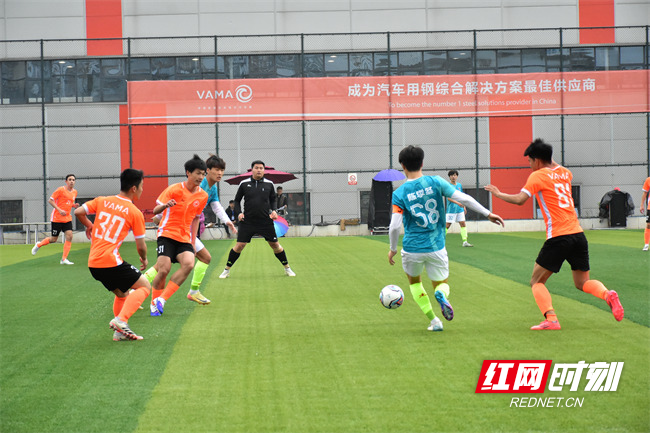 红网时刻新闻3月22日讯(记者 李响炮 刘丹艳)3月22日下午,“农商银行杯”2026年娄底市“材料谷”足球联赛迎来“钢铁德比”。VAMA钢锋队坐镇主场迎战娄底经开钢电队。尽管天空飘着冷雨,但双方球员在绿茵场上展开激烈拼抢,最终娄底经开钢电队凭借出色的发挥,以4:0的比分客场战胜VAMA钢锋队。