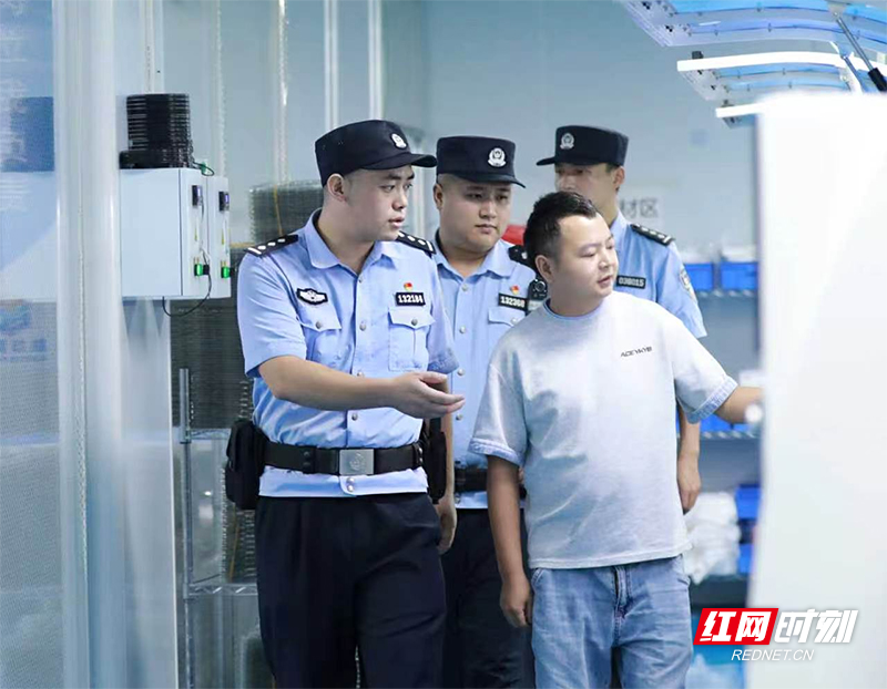 民辅警在辖区工业园排查安全隐患。