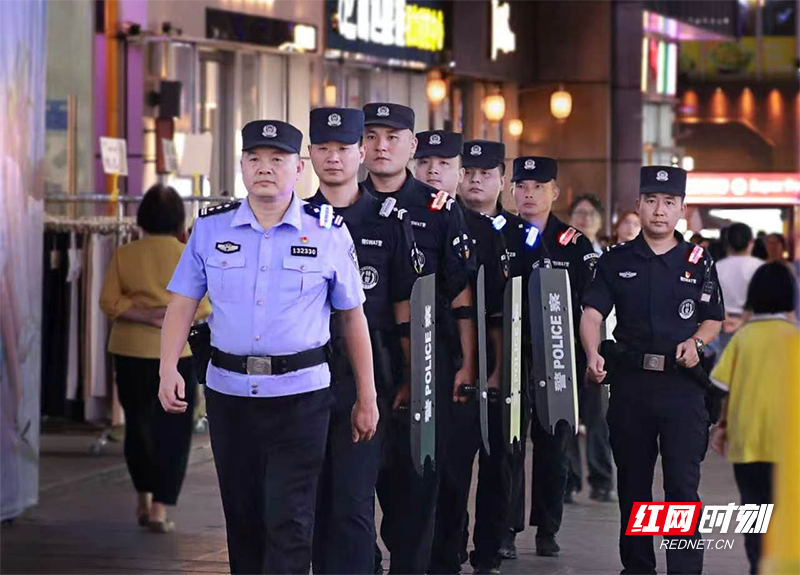 巡特警在街道巡逻。
